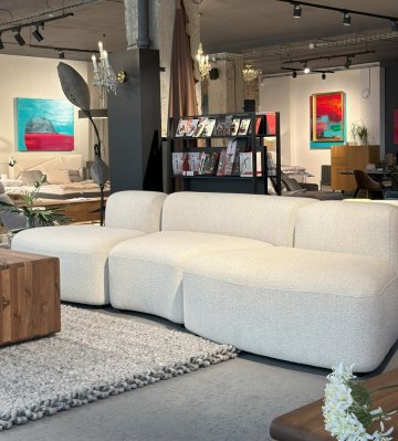 Modulární sedací souprava VOLUMEN Dolmen nabízí flexibilní uspořádání a přizpůsobitelný design. Spojuje moderní estetiku s maximálním komfortem pro každodenní odpočinek. Modulární sedací souprava VOLUMEN Dolmen nabízí flexibilní uspořádání a přizpůsobitelný design. Spojuje moderní estetiku s maximálním komfortem pro každodenní odpočinek.