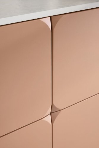 Pastelově zbarvené čela s jemnými křivkami vytvářejí moderní design.