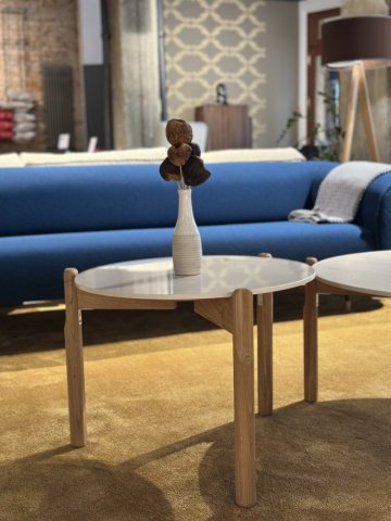 Stolek Dodola od MODRA STIJENA s volitelnou vrchní deskou se snadno přizpůsobí vašemu interiéru. V pozadí sedací souprava VOLUMEN Le Mans v elegantním modrém provedení. Stolek Dodola od MODRA STIJENA s volitelnou vrchní deskou se snadno přizpůsobí vašemu interiéru. V pozadí sedací souprava VOLUMEN Le Mans v elegantním modrém provedení.