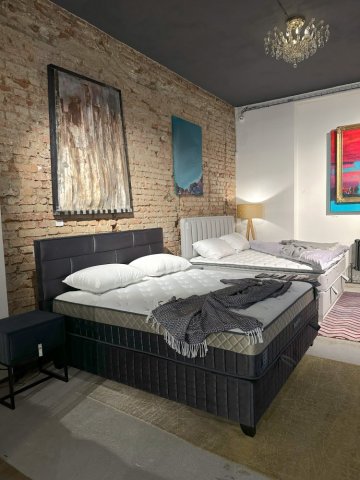 Robustní čelo a elegantní design čalouněných postelí SERABED Native v antracitovém provedení a SERABED Stone New v šedé barvě spojují styl, komfort a nadčasovost. Robustní čelo a elegantní design čalouněných postelí SERABED Native v antracitovém provedení a SERABED Stone New v šedé barvě spojují styl, komfort a nadčasovost.