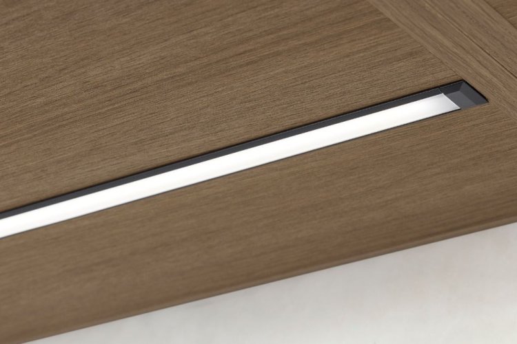 Osvětlení dokonale osvětluje každou oblast pracovní plochy.