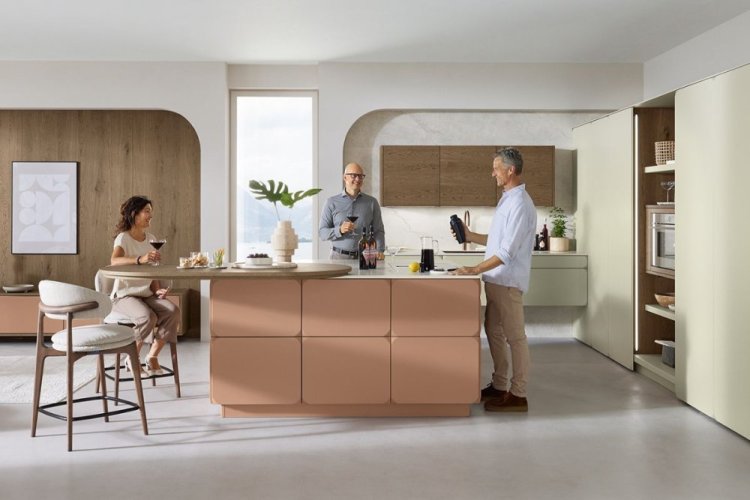 Kuchyňský ostrůvek s připojenou pracovní deskou je ideálním místem pro vaření a společné stolování.