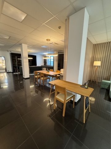 Minimalistický design a funkčnost – elegantní židle AUREA v kombinaci s pracovním stolem MALIN tvoří ideální prostor pro práci i kreativitu, který vás inspiruje každý den.