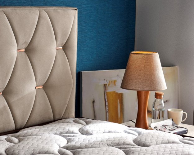 Čalouněná postel CASHMERE s matrací - šedobéžová