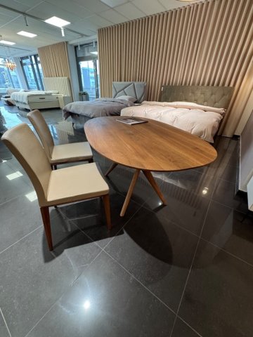Jídelní židle RABA s jídelním stolem – dokonalá kombinace pro váš domov. Elegantní design a komfort pro každý společný okamžik u stolu, který se stane srdcem vašeho interiéru.
