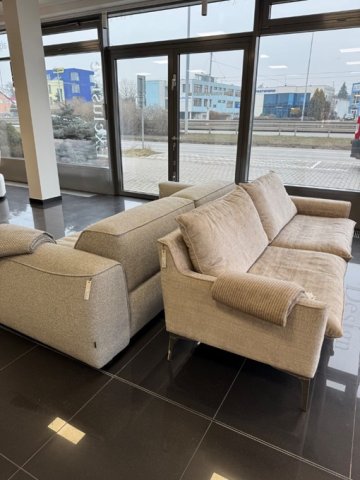 Moderní design a maximální komfort – pohovka METROPOLIS a sedací souprava XOLA. Vytvořte si prostor plný elegance, pohody a stylu, kde se budete cítit vždy skvěle.