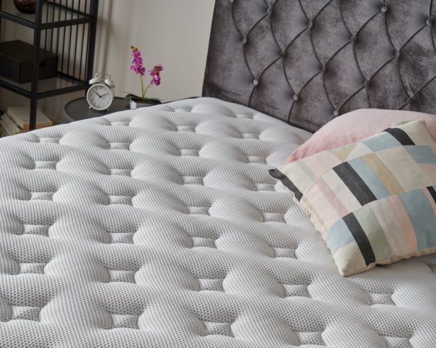 Čalouněná postel DELUXE s matrací - šedá