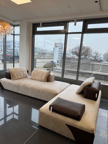 Elegance a pohodlí v dokonalé harmonii – sedací souprava LANDSCAPE pro maximální relaxaci, doplněná stylovými koženými polštáři CUS 89, které zvýrazní komfort a design vašeho interiéru.