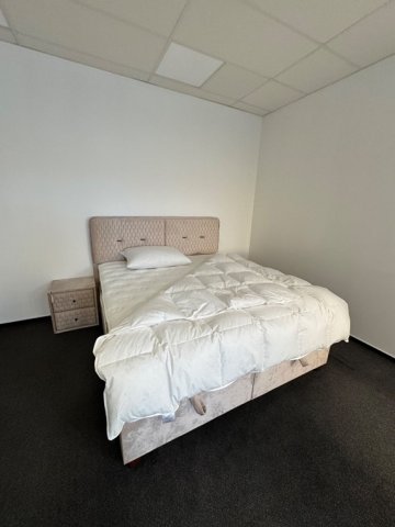 Noční stolek RELAX s postelovým setem RELAX NEW. Vytvořte si prostor pro klidný spánek a maximální pohodlí, který každou noc přinese vám nerušený odpočinek.