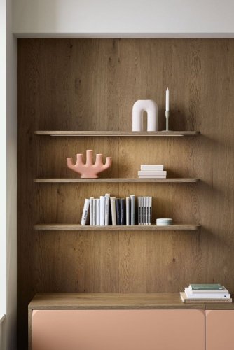 Osvětlené police rozjasňují obývací prostor.