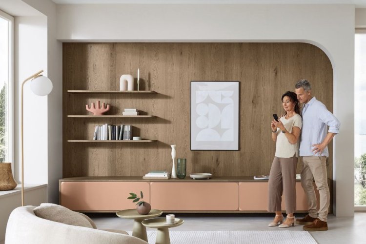 Obývací prostor se vyznačuje dřevěnou zadní stěnou, otevřenými policemi a moderními doplňky.