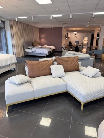 Elegance a pohodlí v dokonalé harmonii – sedací souprava LANDSCAPE pro maximální relaxaci, doplněná stylovými koženými polštáři CUS 89, které zvýrazní komfort a design vašeho interiéru.