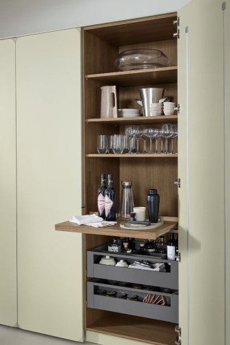 Výsuvná police ve skříni – moderní, stylová a praktická.