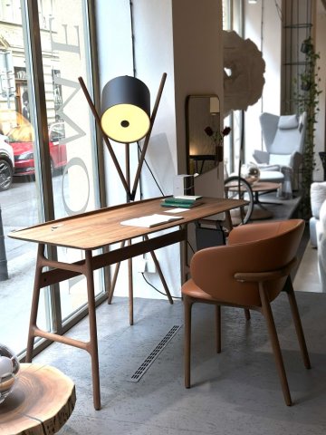 Zaoblený pracovní stůl WHITEOAK Malin zaujme svým vizuálně atraktivním designem. Doplňuje ho židle ARTISAN Mela s možností potahu z látky či ekokůže a elegantní stojací lampa ARTISAN Shift. Zaoblený pracovní stůl WHITEOAK Malin zaujme svým vizuálně atraktivním designem. Doplňuje ho židle ARTISAN Mela s možností potahu z látky či ekokůže a elegantní stojací lampa ARTISAN Shift.
