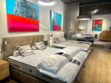 Postel SERABED set Cashmere s matrací s kašmírovým efektem a postel SERABED Moon s matrací Sirium Aurum přinášejí extra pohodlí a stylový vzhled vaší ložnice. Obrazy DOMINIKA MAREŠE dodají prostoru jedinečný umělecký nádech. Postel SERABED set Cashmere s matrací s kašmírovým efektem a postel SERABED Moon s matrací Sirium Aurum přinášejí extra pohodlí a stylový vzhled vaší ložnice. Obrazy DOMINIKA MAREŠE dodají prostoru jedinečný umělecký nádech.