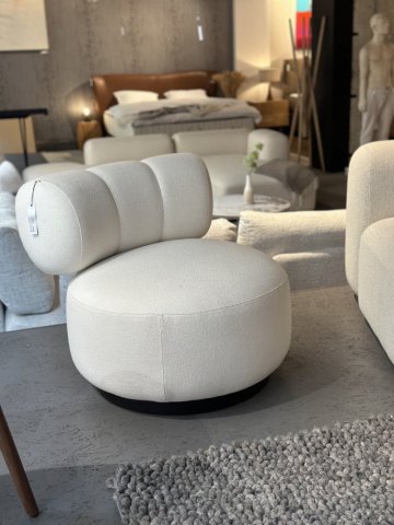 Sochařské a mimořádně pohodlné otočné křeslo Aspen od značky VOLUMEN kombinuje jedinečný design s maximálním komfortem. Sochařské a mimořádně pohodlné otočné křeslo Aspen od značky VOLUMEN kombinuje jedinečný design s maximálním komfortem.