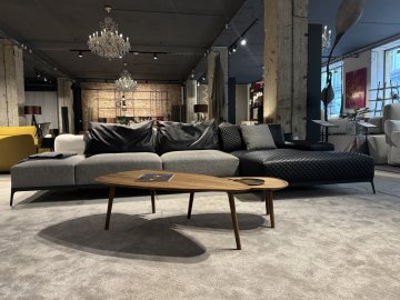 Exkluzivní a elegantní sedací souprava ATLAS Landscape v kombinaci s dřevěným konferenčním stolkem WOAK Malin s plynulými tvary vytváří harmonické a stylové centrum vašeho interiéru. Exkluzivní a elegantní sedací souprava ATLAS Landscape v kombinaci s dřevěným konferenčním stolkem WOAK Malin s plynulými tvary vytváří harmonické a stylové centrum vašeho interiéru.