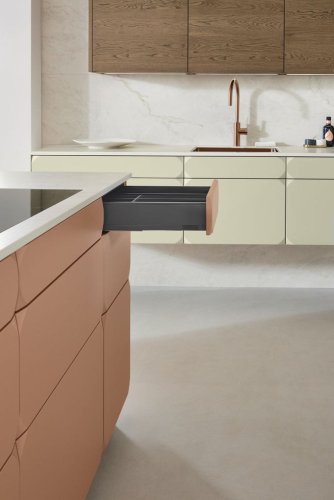 Teplé barvy předních dvířek se dají perfektně kombinovat s antracitovou zásuvkou.