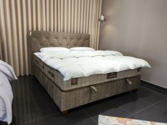 SERABED - Čalouněná postel CASHMERE s matrací 180x200 cm - hnědozlatá