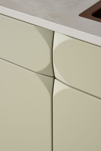 Pastelově zbarvené čelo s jemnými křivkami vytváří moderní design.