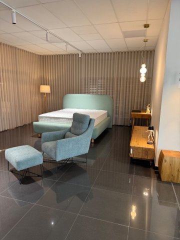 Perfektní kombinace designu a funkčnosti – stolek OBELIX, komoda TYKO, pracovní stůl TYKO, křeslo RETIRO, taburet RETIRO a čalouněná postel SHINY NEW pro váš interiér.